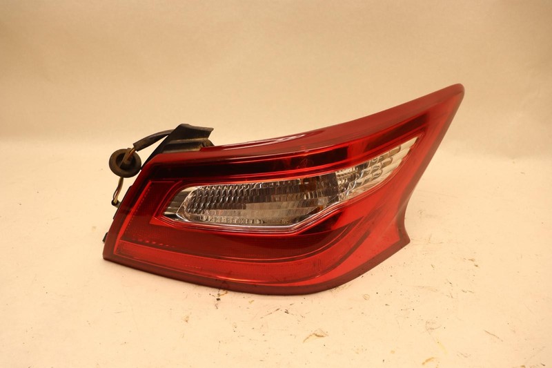 2016-2017 NISSAN ALTIMA REAR RIGHT PASSENGER QUARTER PANEL TAIL LIGHT LAMP OEM
