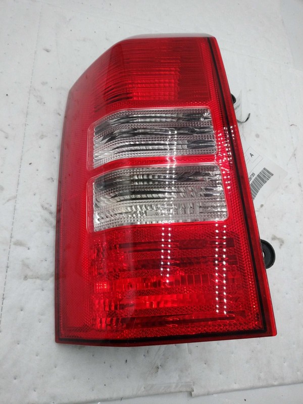 2016 Jeep Patriot Left Tail Light Assembly White SCRATCHED 349003 194K Miles