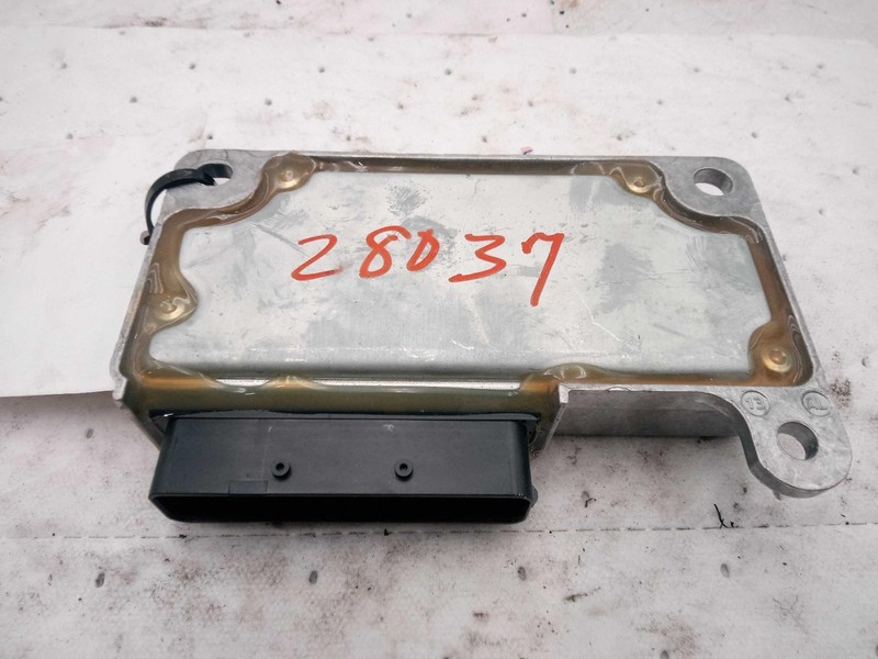 Used Air Bag Module fits: 2011 Buick Lucerne Air Bag below center console Grade