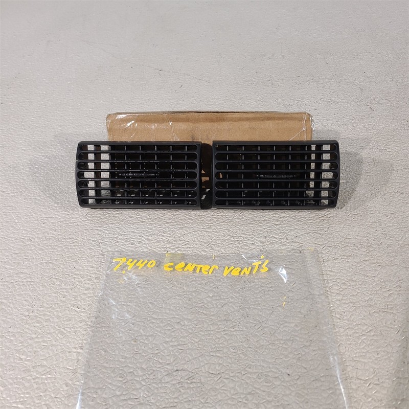 03-04 Mustang Mach1 Center Dash Vents Lh Rh Pair Aa7440