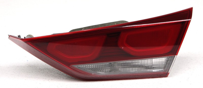OEM Hyundai Elantra Sedan Right Tail Lamp 92404-F3000 - 1 Lens Chip