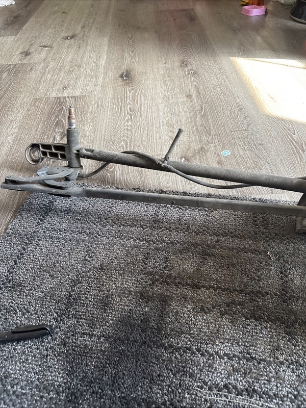 VOLVO WINDSHIELD WIPERLINKAGEWITH MOTOR 3980826