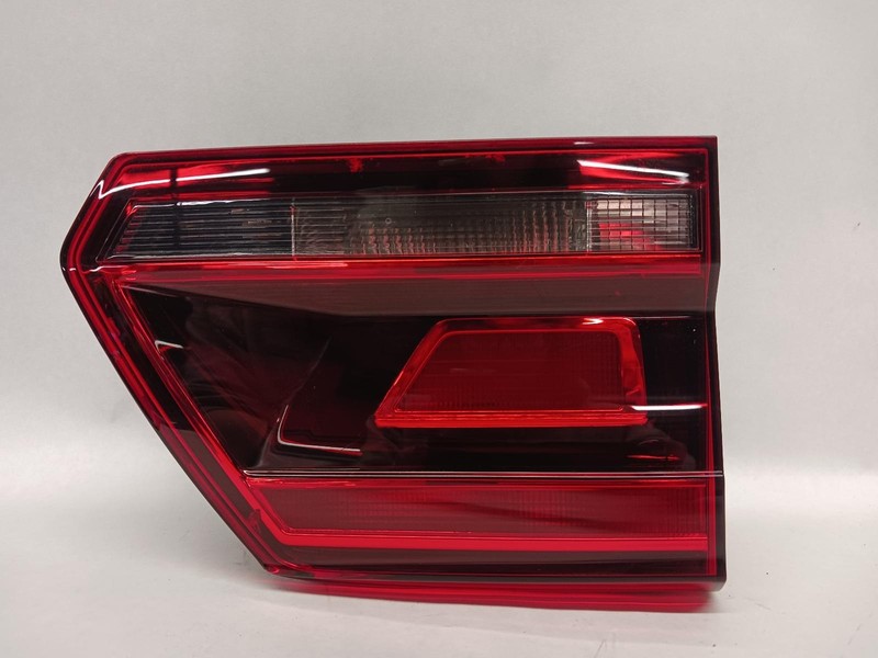 18-'20 VOLKSWAGEN ATLAS Left driver inner Taillight incandescent OEM Grade A!