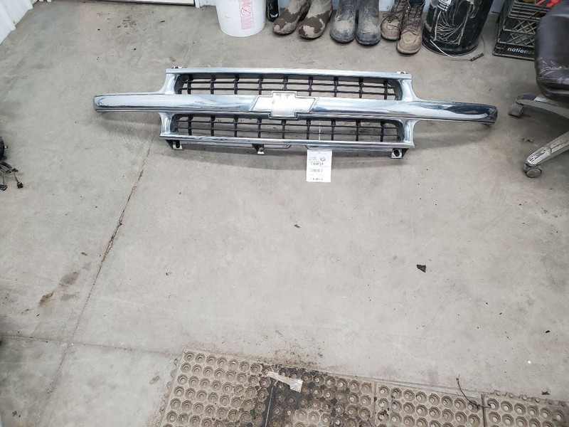 Grille Excluding Ltz Body Colored Fits 01-06 SUBURBAN 1500 309129
