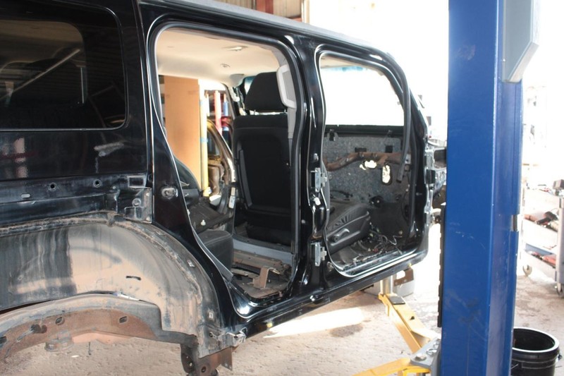 06-10 Hummer H3 3.7L Black Passenger Right Side Rocker and Post Cut