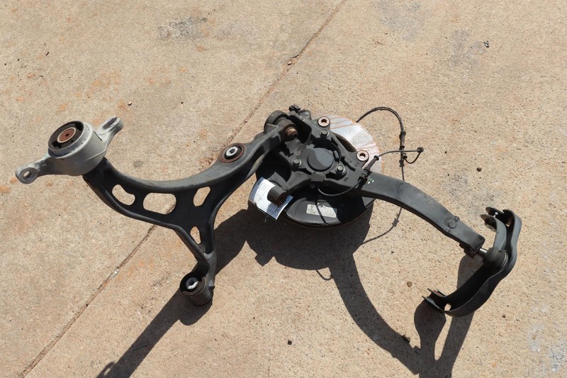 2011-2015 JEEP GRAND CHEROKEE 4X2 FRONT DRIVER SPINDLE KNUCKLE HUB ASSY OEM