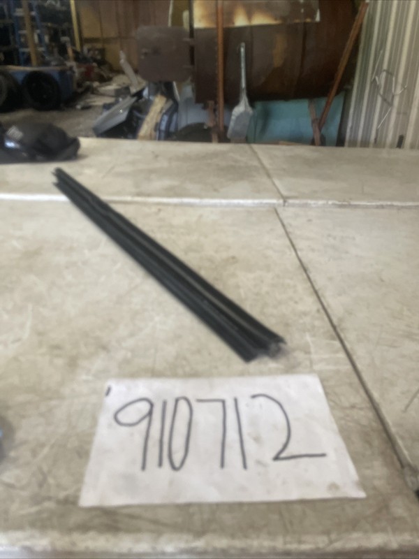 2004 -2009 Cadillac SRX REAR RIGHTDOOR INSIDE BELT MOLDING