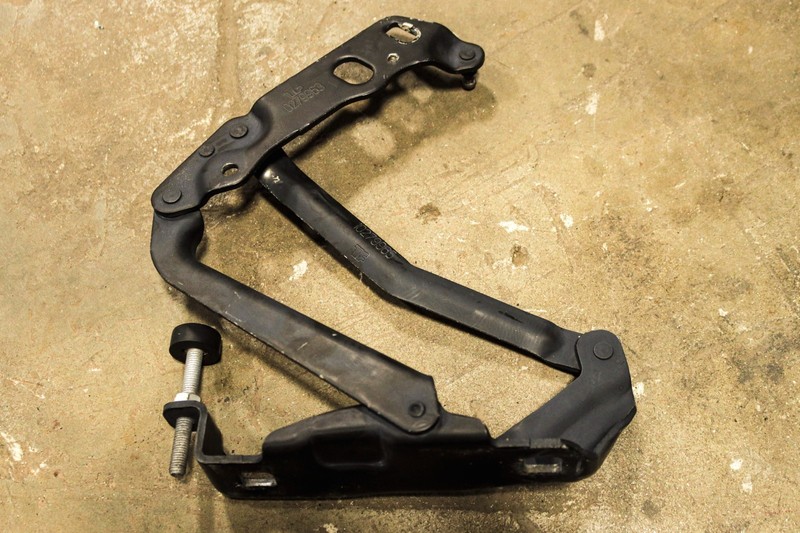 1997-2004 Chevrolet Corvette LH Driver Side Hood Hinge OEM 10279965 *USED*