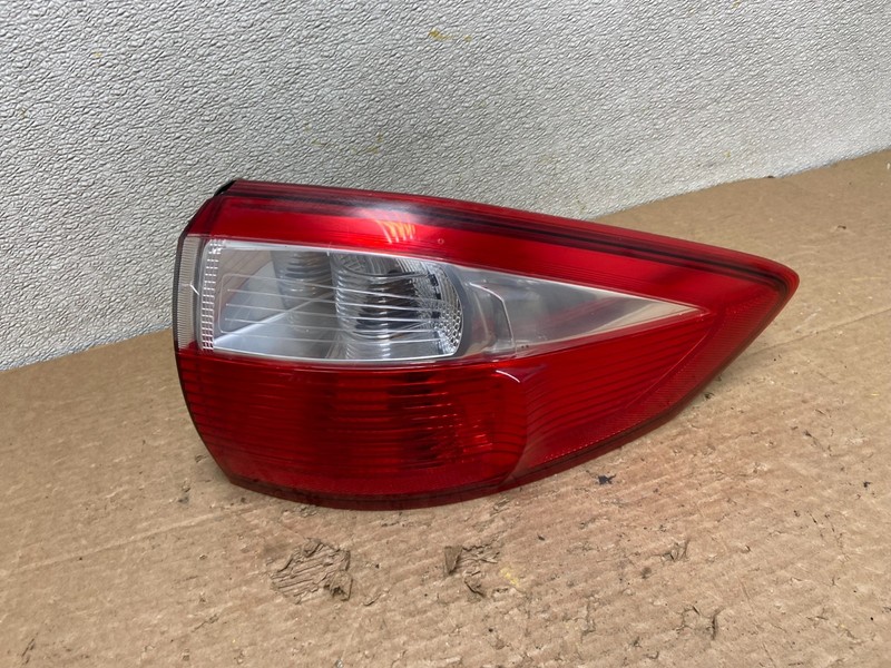 2013 to 2016 Ford C-Max Right Passenger RH Side Tail light z3671 DG