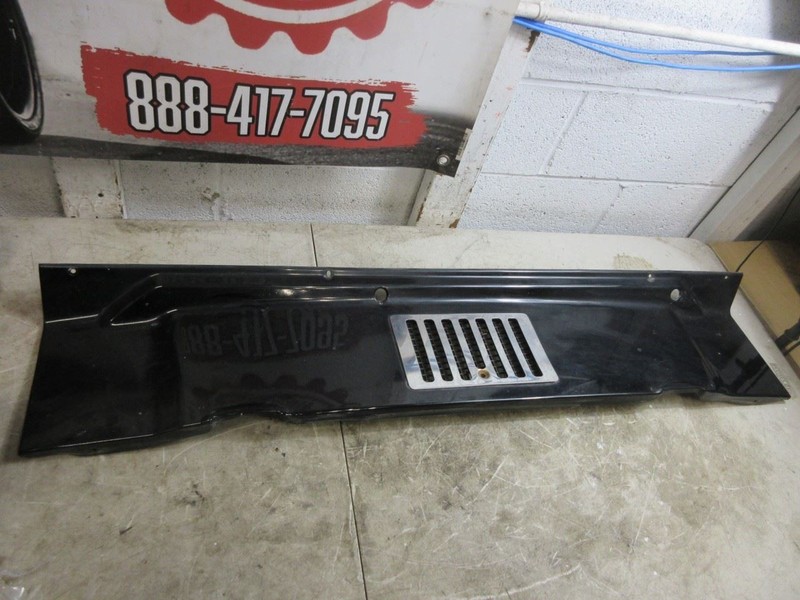 1997-2006 Jeep Wrangler TJ LJ OEM Single Vent Cowl Grille Grill Panel 55174636AB