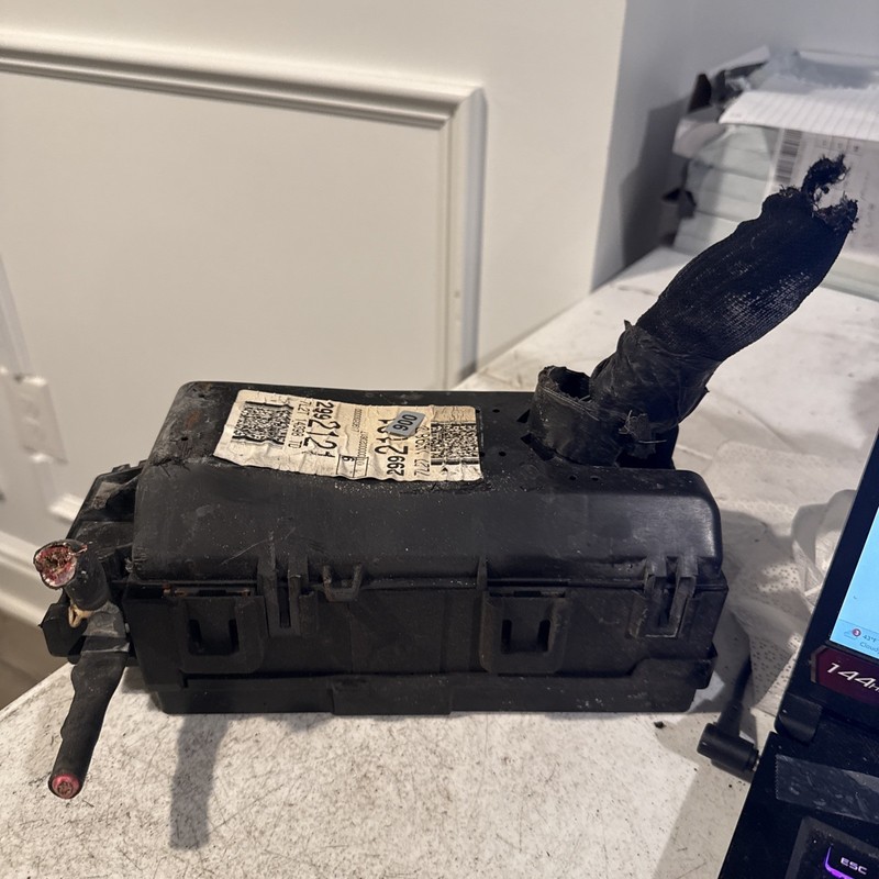 2006-2007 FORD EXPLORER 4.0L Engine Bay Fuse Relay Junction  7L2T14398 OEM