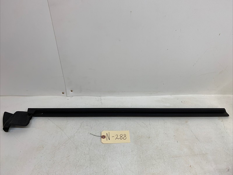 2020-22 Tesla Y MY Front Left Door Inner Belt Rubber Seal Molding 1500062 288 U8
