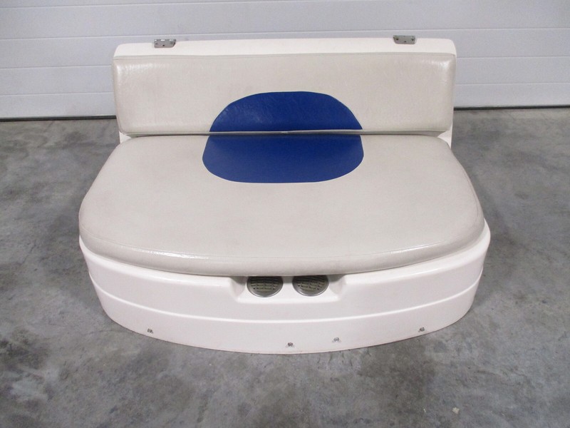 2005 Hurricane Sundeck SD257DC Boat Engine Cover / Seat