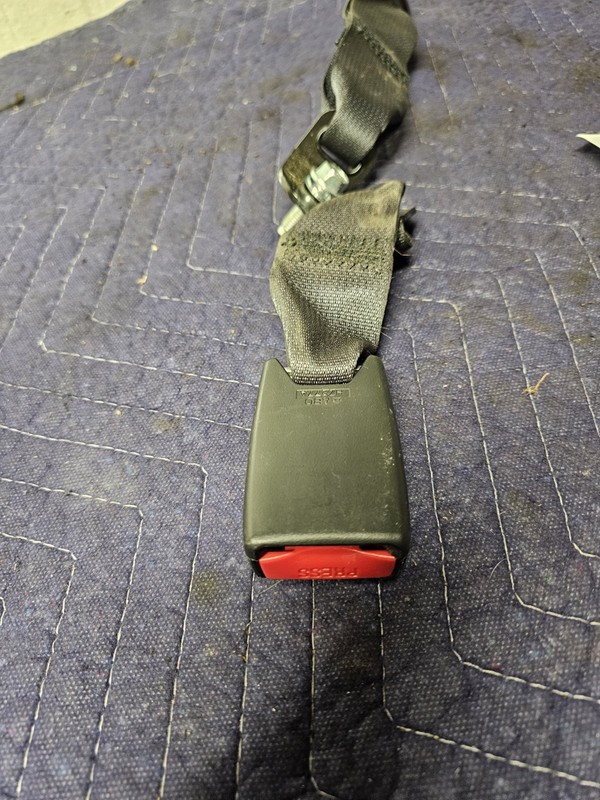 2014-2019 KIA SOUL REAR CENTER SEAT BELT BUCKLE BLACK OEM 1107315
