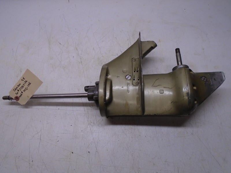 D OEM 1968 Evinrude 9.5HP 9822E LOWER UNIT GEAR CASE 0382525 382525