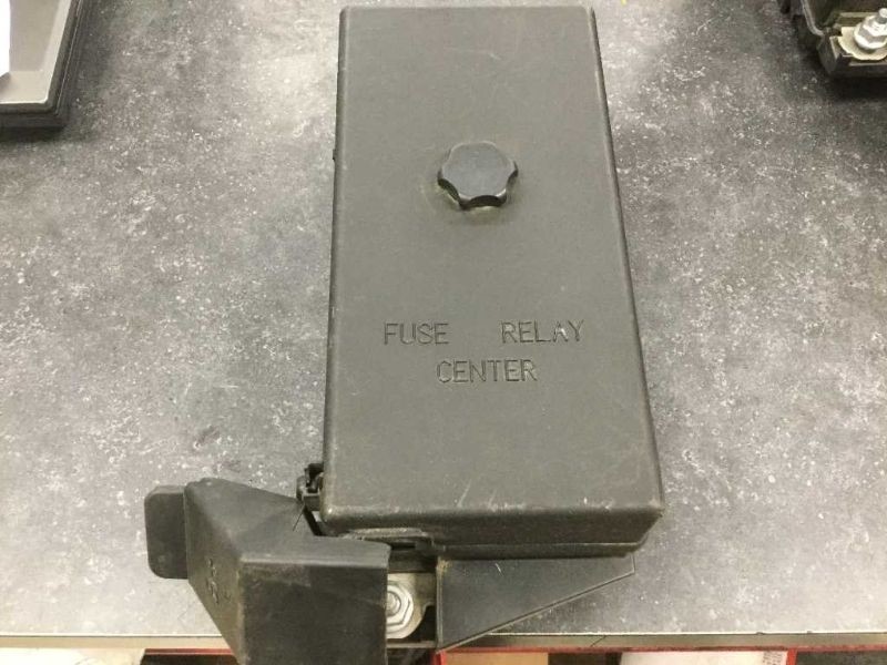 03 04 CHEVY CORVETTE UNDERHOOD FUSE BOX ENGINE GM 10316193 OEM 9561