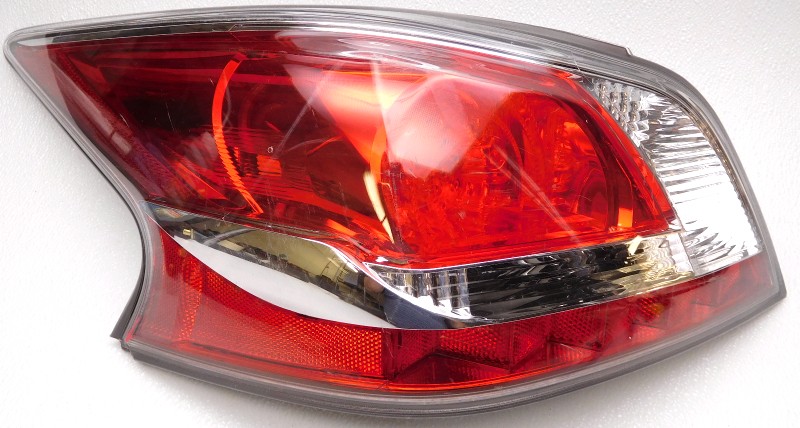 OEM Nissan Altima Left Driver Side LED Tail Lamp Lens Chips Housing Chip