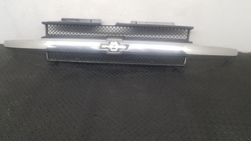 02-09 Chevrolet Trailblazer Grille W/ Full Width Chrome Bar OEM 89044659