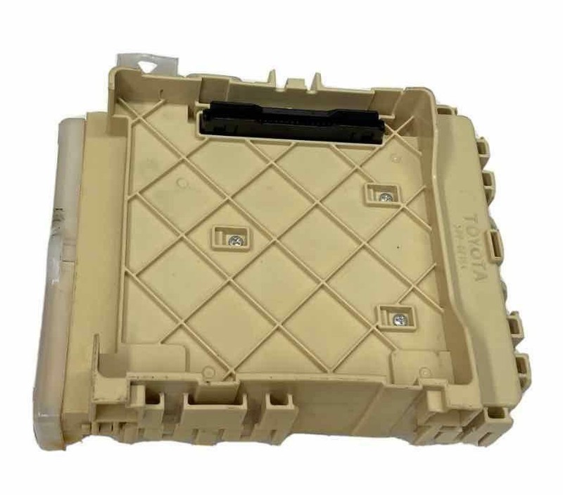 Toyota Corolla junction box 14 18 cabin junction fuse relay 1.8L OEM 8273002F41