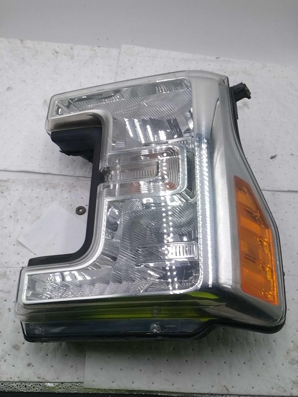 2017 Ford F250SD Pickup Right Headlight Assembly White 621682 Used 96K Miles