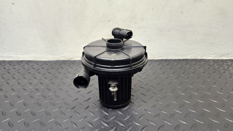 08-13 BMW M3 4.0L V8 Air Injection Pump OEM 11-72-7-838-313
