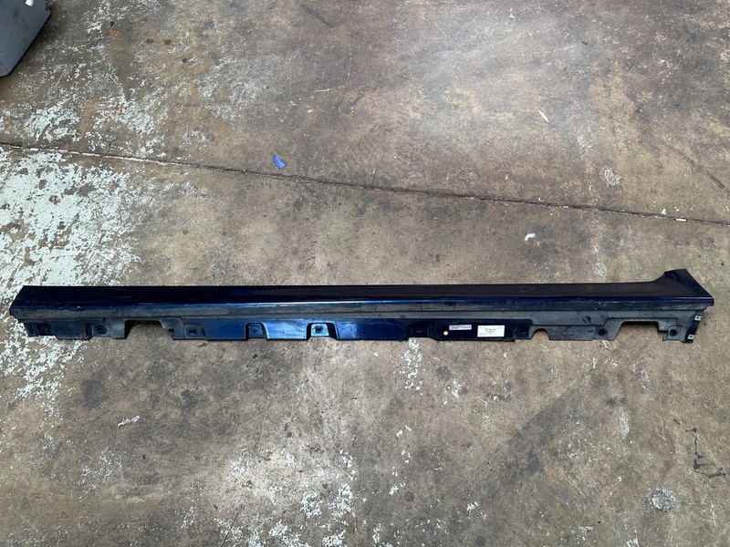 11-16 BMW 550i F10 LEFT SKIRT ROCKER PANEL COVER MOLDING Blue A76 OEM