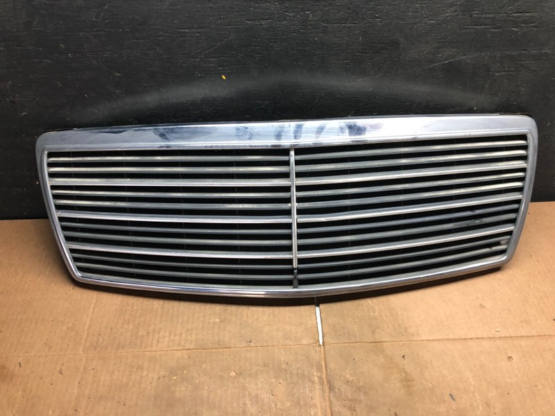 1994 to 1998 Mercedes-Benz W140 S600 S500 S320 Front Upper Grille OEM A0453 DG1