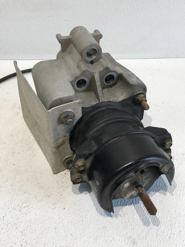 05-07 FORD ESCAPE 2.3L HYBRID REAR ENGINE MOUNT & BRACKET OEM