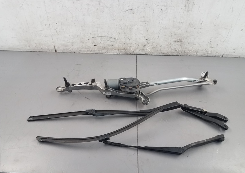 2011 Mercedes Benz AMG E 63 Windshield Wiper Motor / Arms #8509 H5