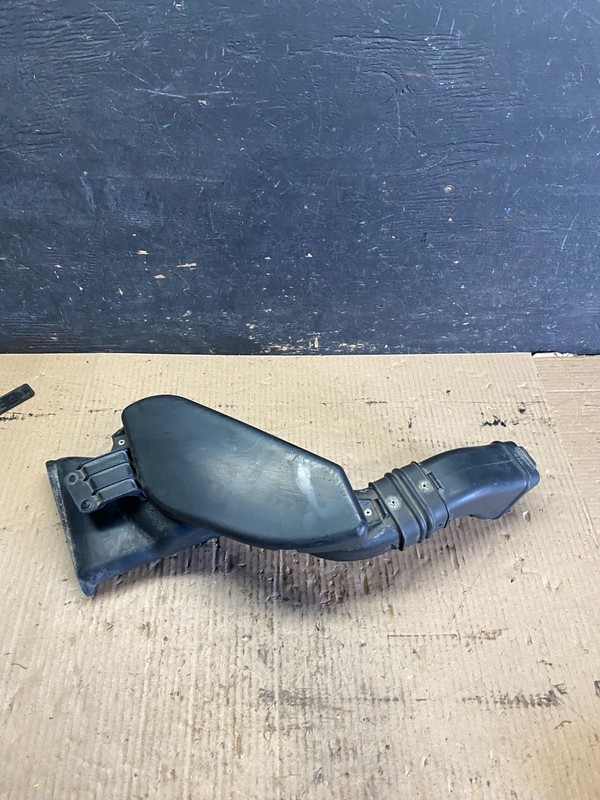 2009 Mitsubishi Outlander 1505A090 Air Intake Tube/Resonator Q3258 DG