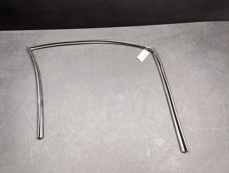 Front Right Door Window Glass Run Channel 2017 Infiniti QX50 80330-1BA0C 08 - 16