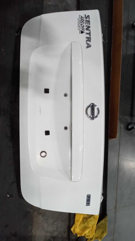2009 Nissan Sentra Deck Lid Trunk Lid White OEM H4300ZJ6BB 180K Miles