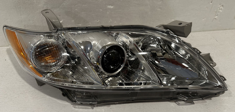 2007-09 TOYOTA CAMRY RH HEADLIGHT ASSY OEM