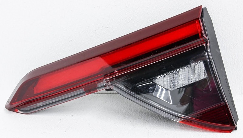 OEM GMC Acadia AT4 Right Passenger Side LED Tail Lamp 84746322 Lens Chip