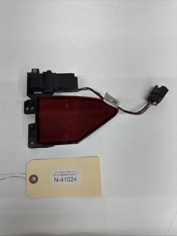 ⚡️16-20 Tesla Model X Left Side chargeport door1042766-00-J 41024 B139
