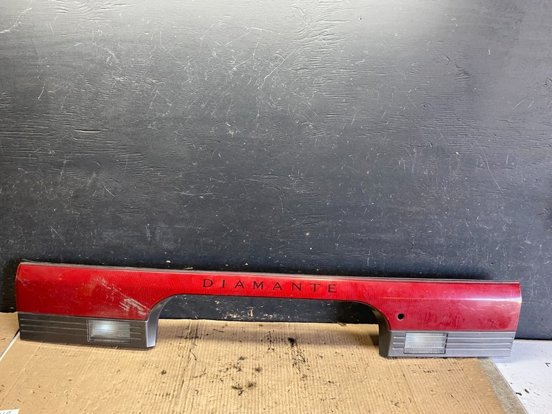 1993 to 1995 Mitsubishi Diamante Wagon Center Tail Light Lamp Liftgate q0397 DG