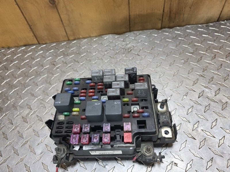 2003-2005 Chevrolet GMC Duramax 6.6 LB7 LLY Underhood Fuse Box 15177120-01