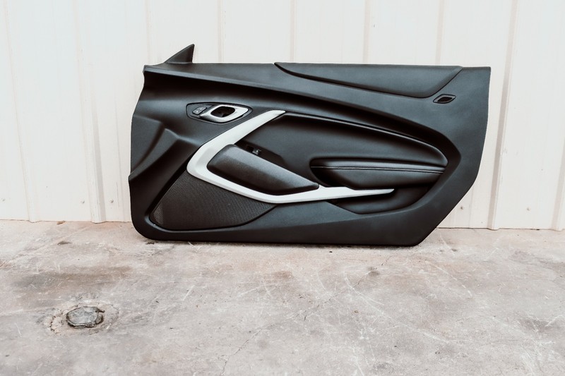 2016-2024 Chevrolet Camaro Front Door Trim Panel RH Passenger 84613702 *USED*