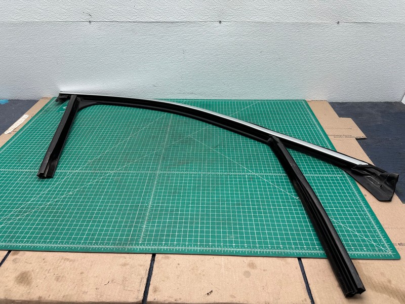17-20 Alfa Romeo Giulia FRONT RIGHT SIDE DOOR WINDOW WEATHERSTRIP SEAL OEM
