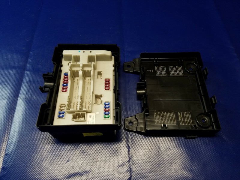 2012 - 2013 INFINITI M35h Q70 ENGINE BAY IPDM FUSE JUNCTION RELAY BOX # 51517