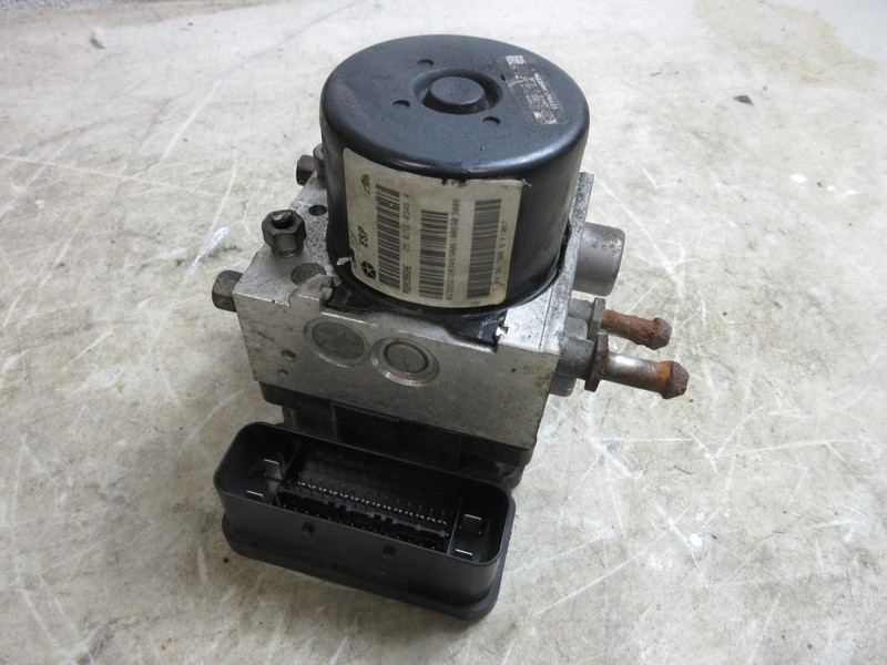 2007 Jeep Wrangler JK OEM 3.8L ABS Anti-Lock Brake Pump Module 52059883