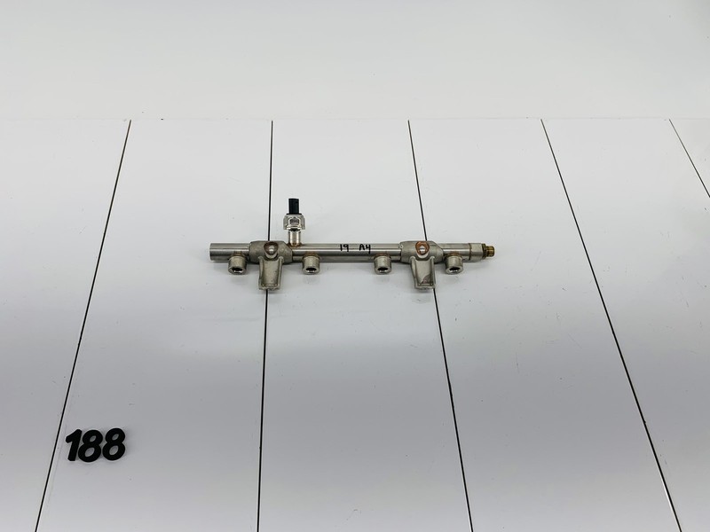 17-19 AUDI A4 B9 2.0L L4 GAS ENGINE MOTOR FUEL INJECTOR RAIL TUBE OEM
