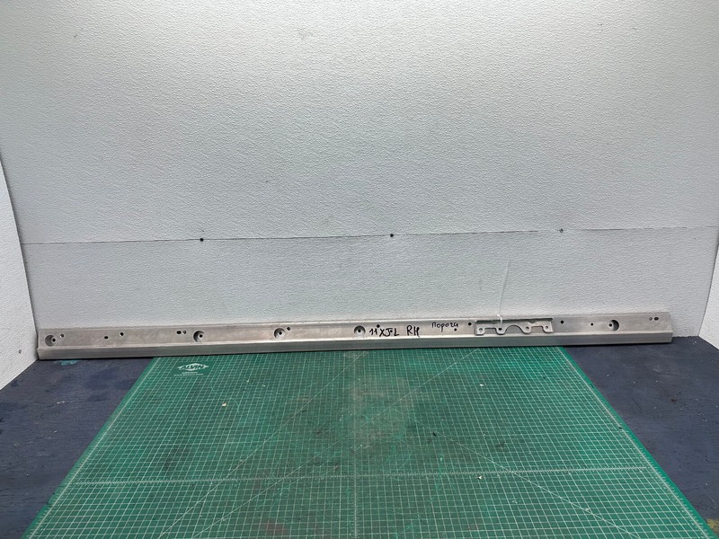 10-19 JAGUAR XJ RIGHT PASSENGER SIDE SKIRT ROCKER MOLDING BRACKET OEM