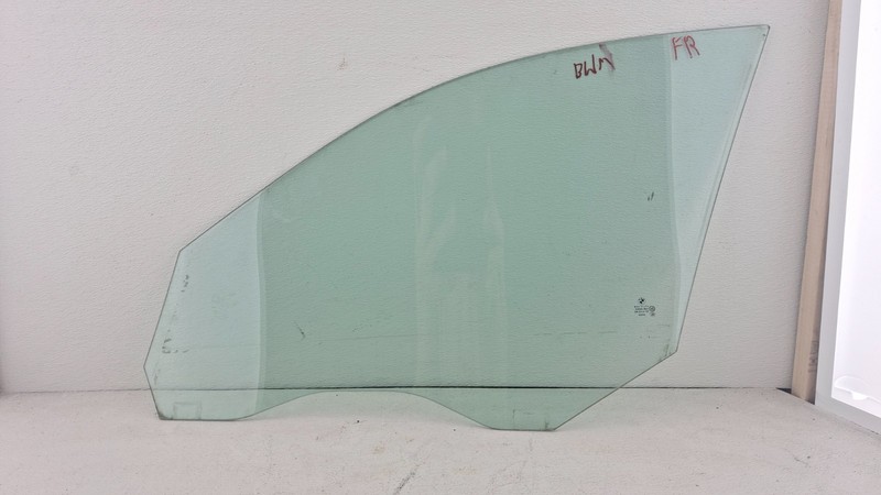 04-10 BMW E60 525i 535i Front Right Passenger Side Door Window Glass 7110634