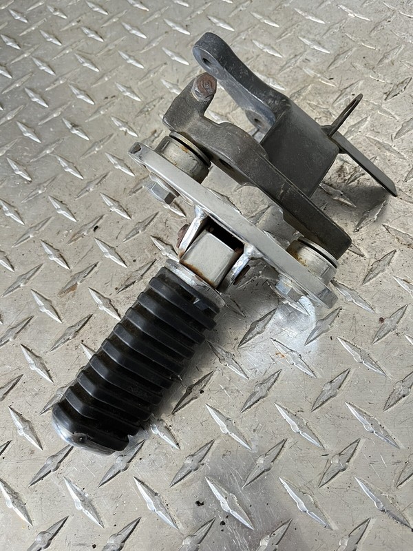 2003 Suzuki Intruder Volusia Vl800 Right Front Foot Peg And Bracket 03 Vl 800