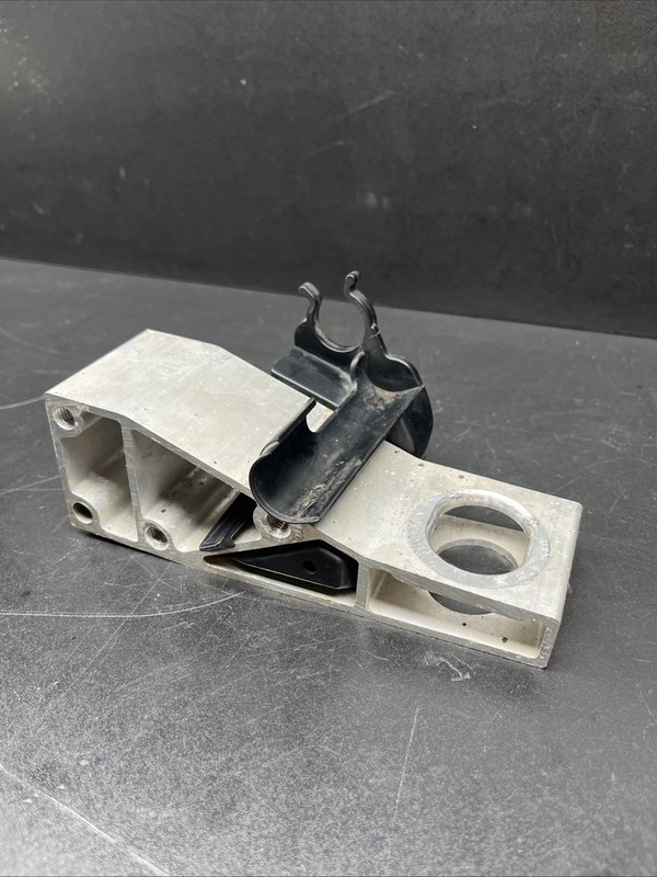 2014 - 2017 MERCEDES S550 W222 FRONT RIGHT SUBFRAME BRACKET OEM A2226261431
