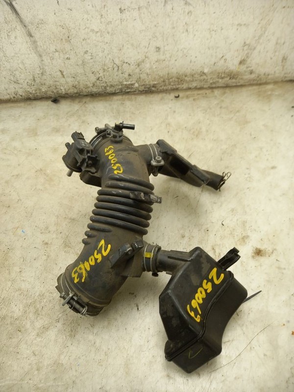 11 TOYOTA CAMRY 2.5L AIR INTAKE HOSE
