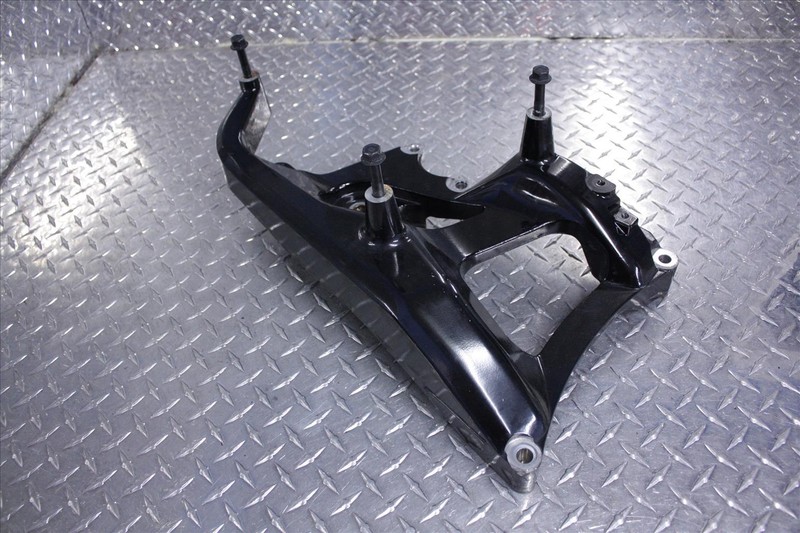 2005 YAMAHA YP 400 MAJESTY MUFFLER CALIPER MOUNT BRACKET EXHAUST YP400 05