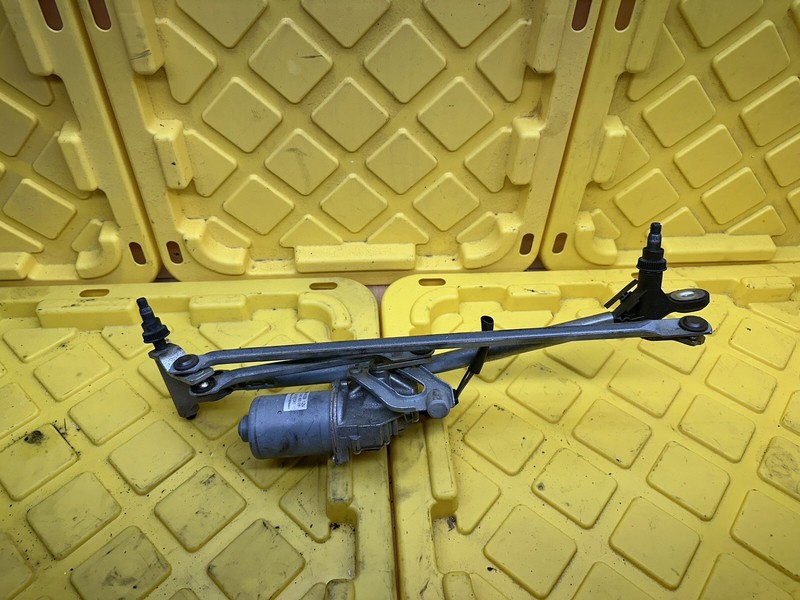 2015 BMW X1 E84 Front Windshield Wiper Arms and Motor 299246501 OEM