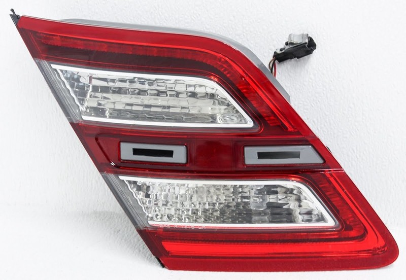OEM Ford Taurus Left Driver Side LED Tail Lamp DG1Z-13405-L Lens Chipped